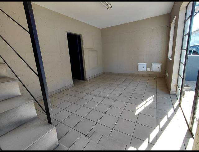 342M² WAREHOUSE TO LET IN POMONA
